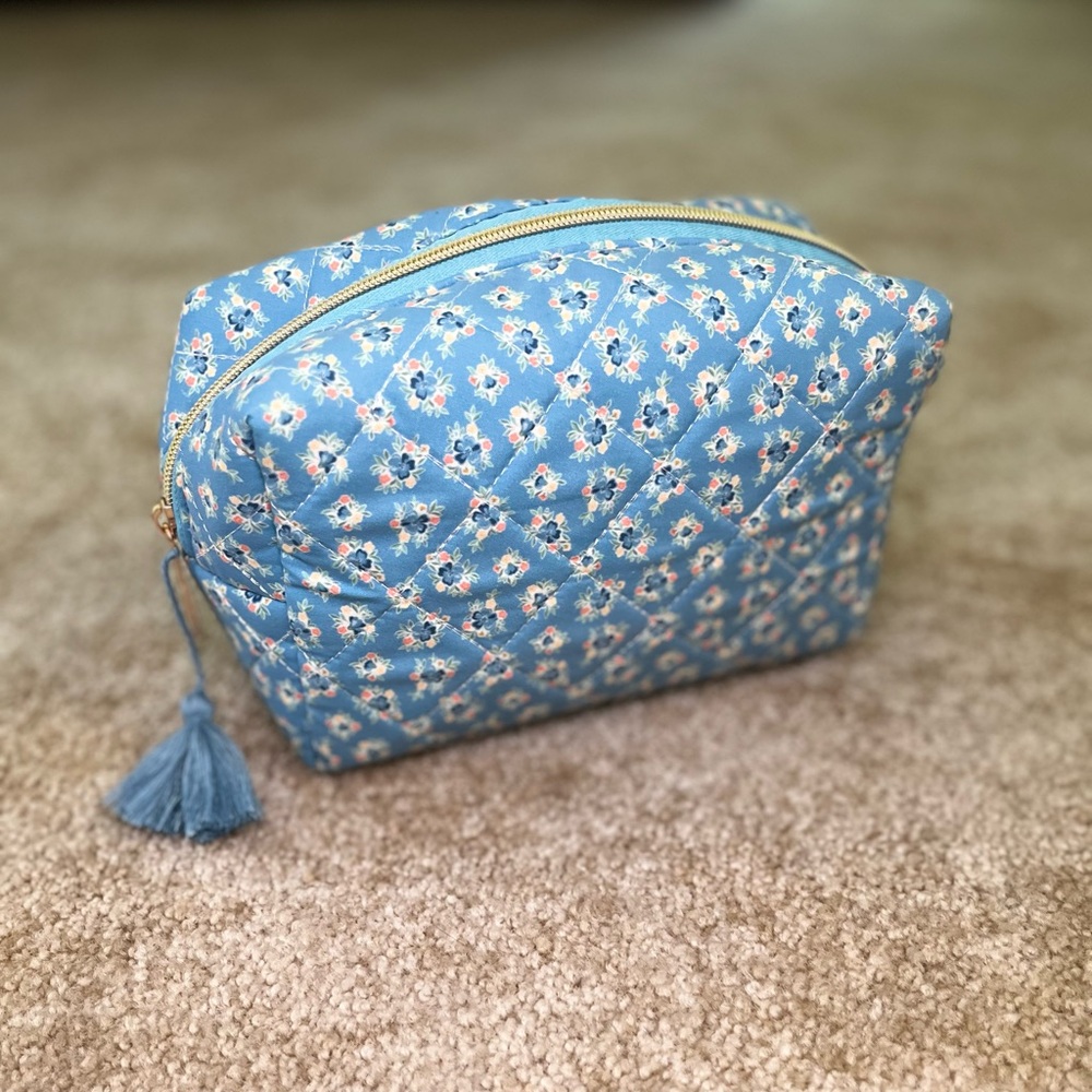 Vintage Cosmetic Company Floral Quilted Blue Women's Bag